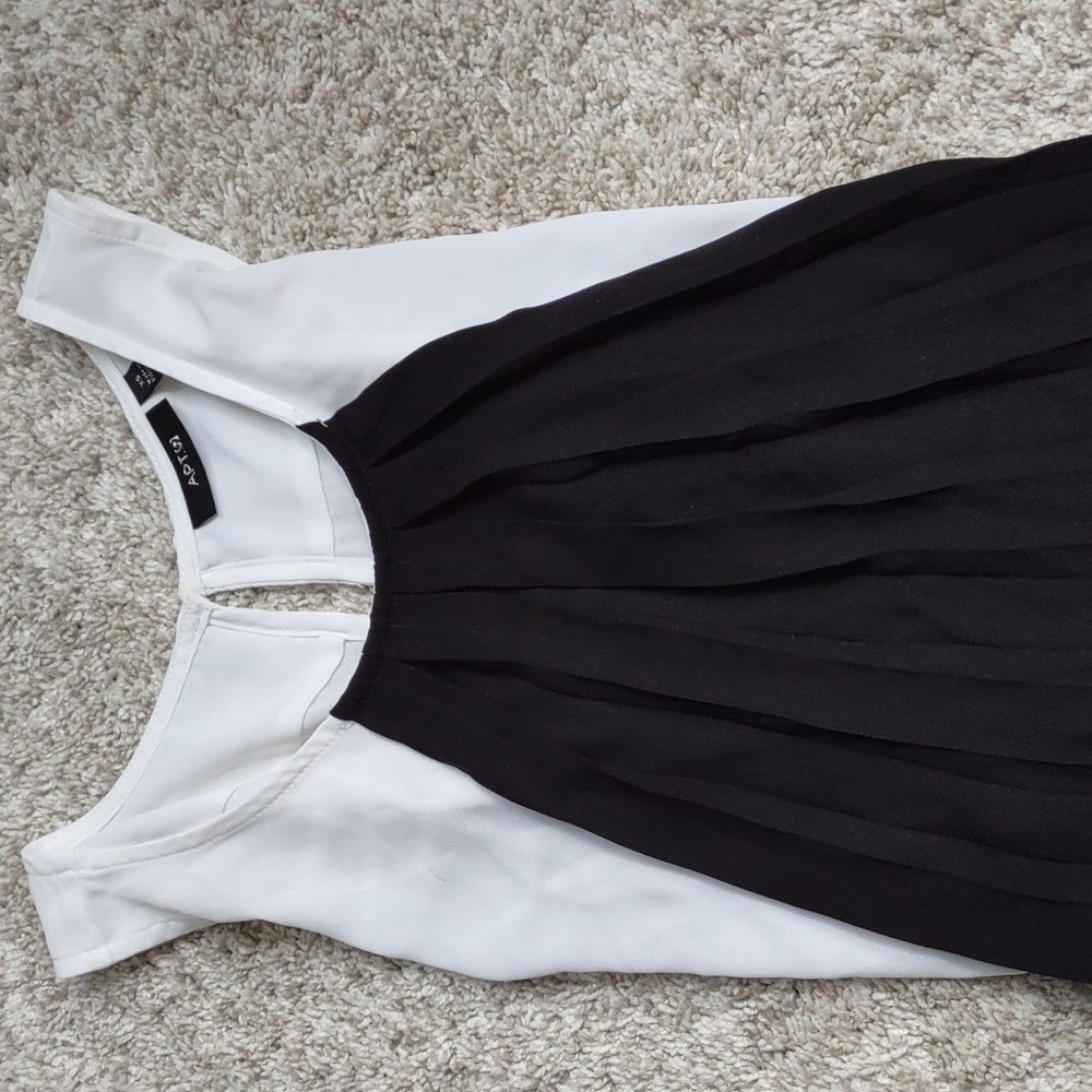 Black and white flowy blouse Apt. 9 size XS